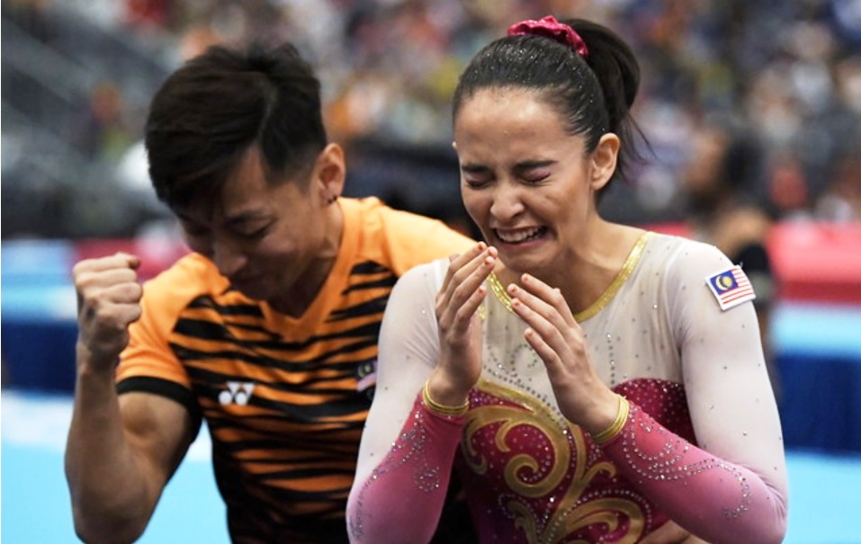 2017年吉隆坡东运会，法拉安在确认自己拿下自由体操金牌后喜极而泣，教练黄书威则比出胜利手势。-马新社-