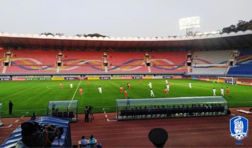 可以容纳5万球迷的体育馆完全没观众，仅两队在场中比赛。-摘自韩国足协官网-