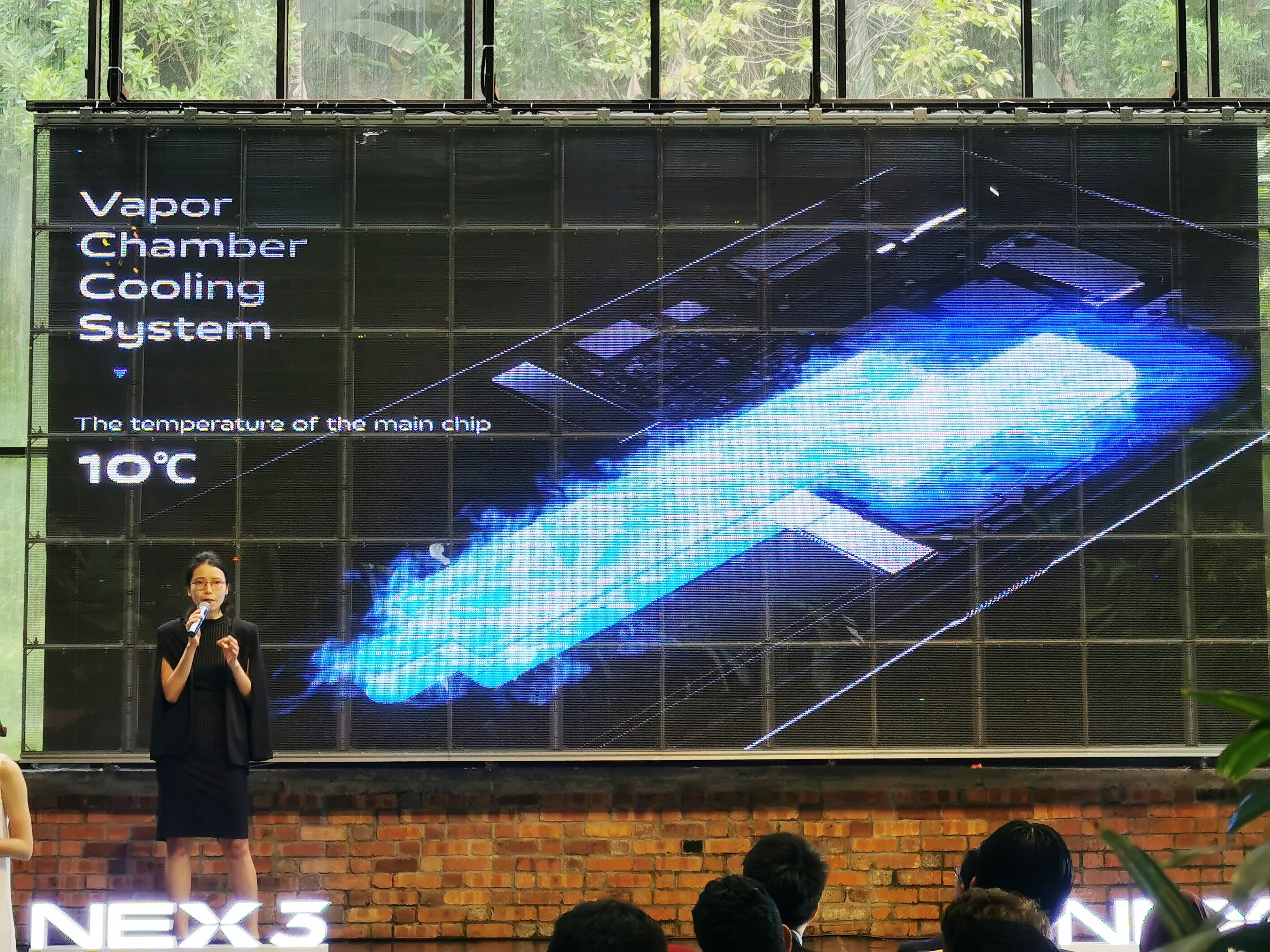 Vivo大马产品专家Khor Ting Ting在解析手机功能时，表示在同等高功耗情况下让主芯片结温降低至10度。-精彩大马摄-