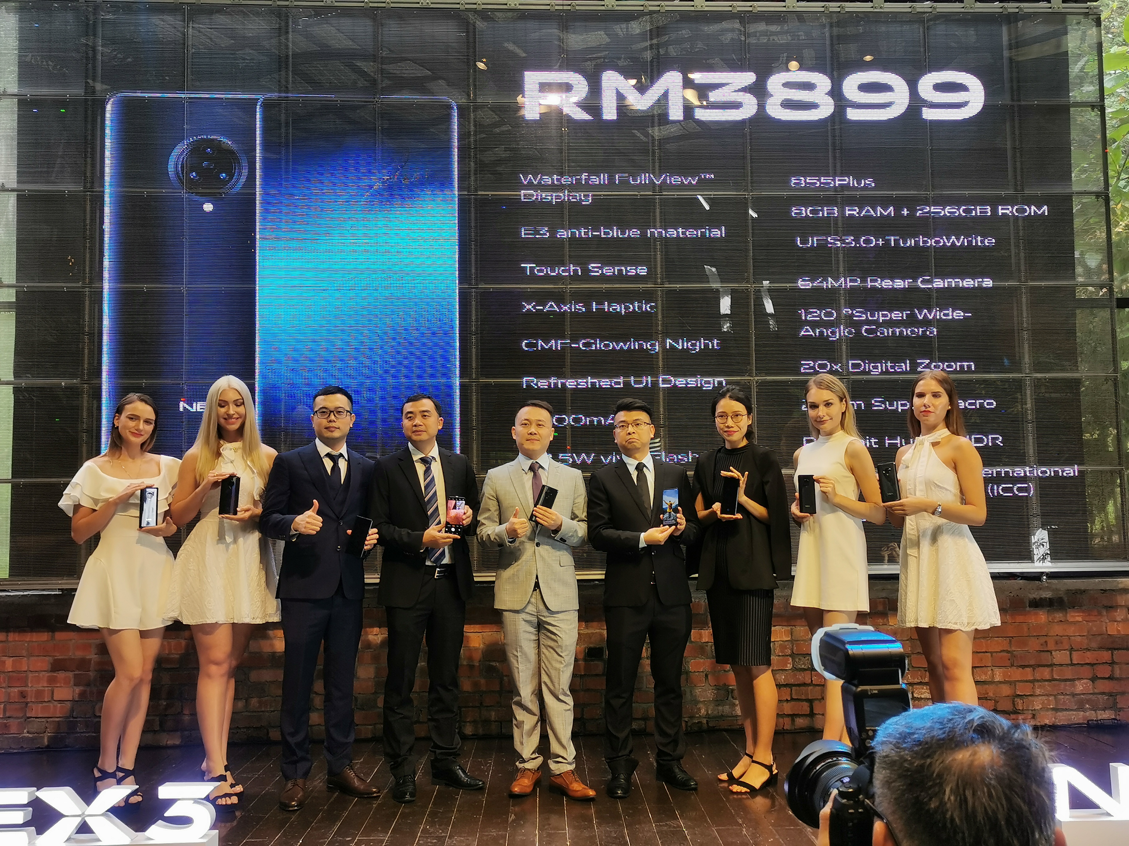 Vivo大马首席执行员徐苗和众高层职员在推展礼上，揭晓Vivo Nex 3在大马的售价。-精彩大马摄-