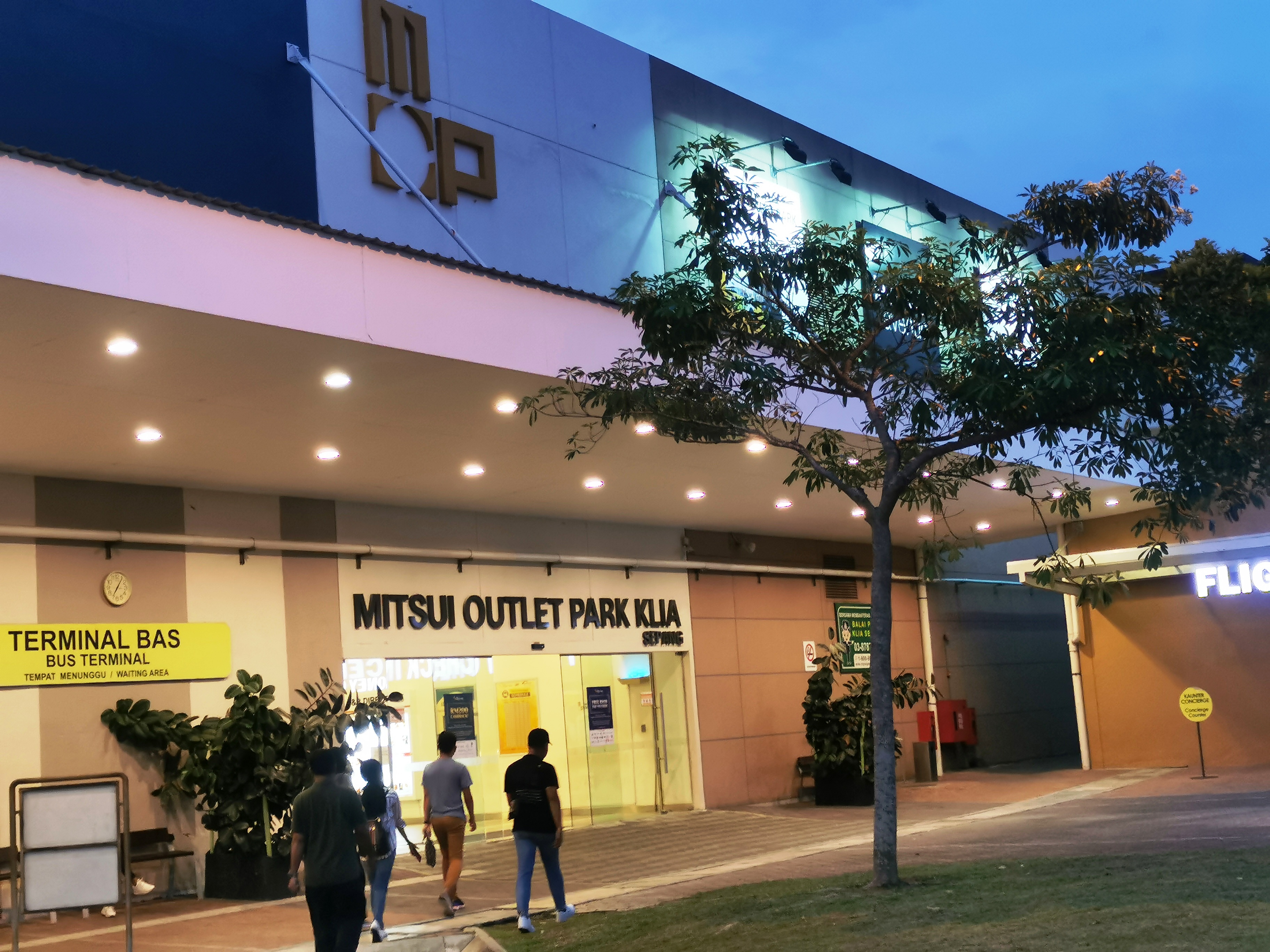 从KLIA和KLIA2可乘搭免费穿梭巴士到Mitsui Outlet Park逛街购物。-杨琇媖摄-