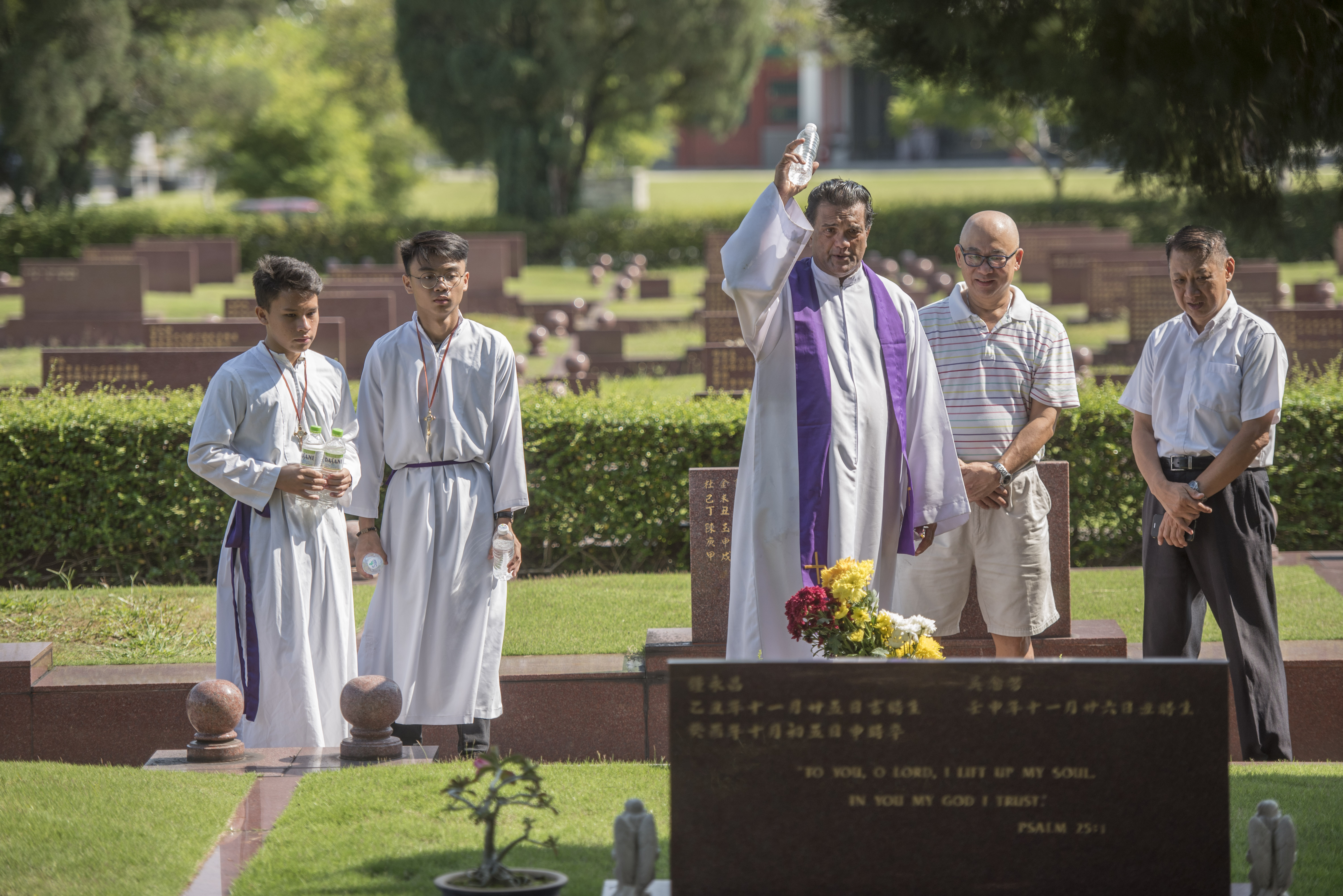 神父们莅临洒圣水，为先人祈祷祝福。-孝恩集团提供-