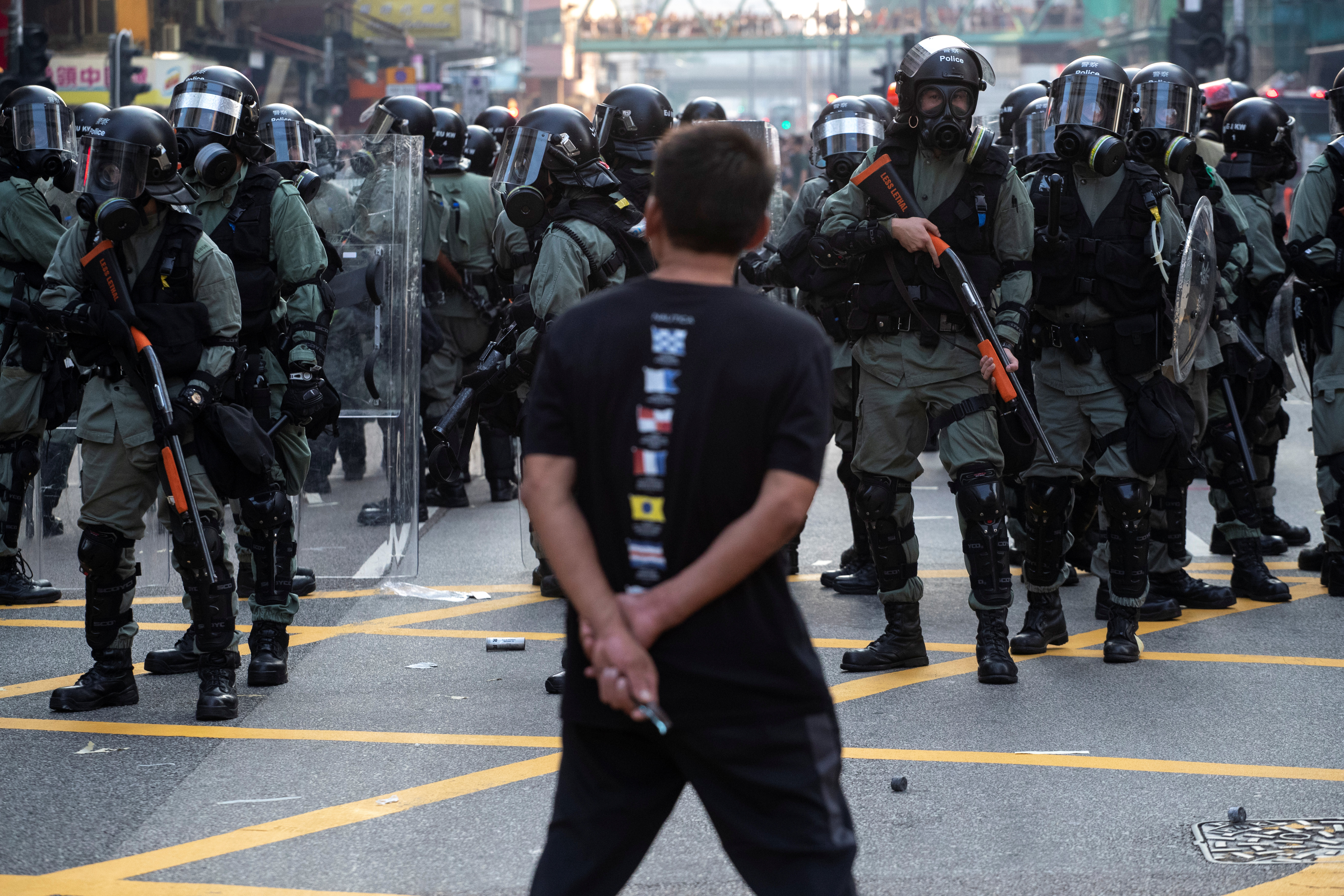 香港警察一直使用过度及不对等的武力，及胡乱拘捕。图示一名示威者站在一群荷枪实弹的镇暴警察前犹如螳臂挡车。-路透社-
