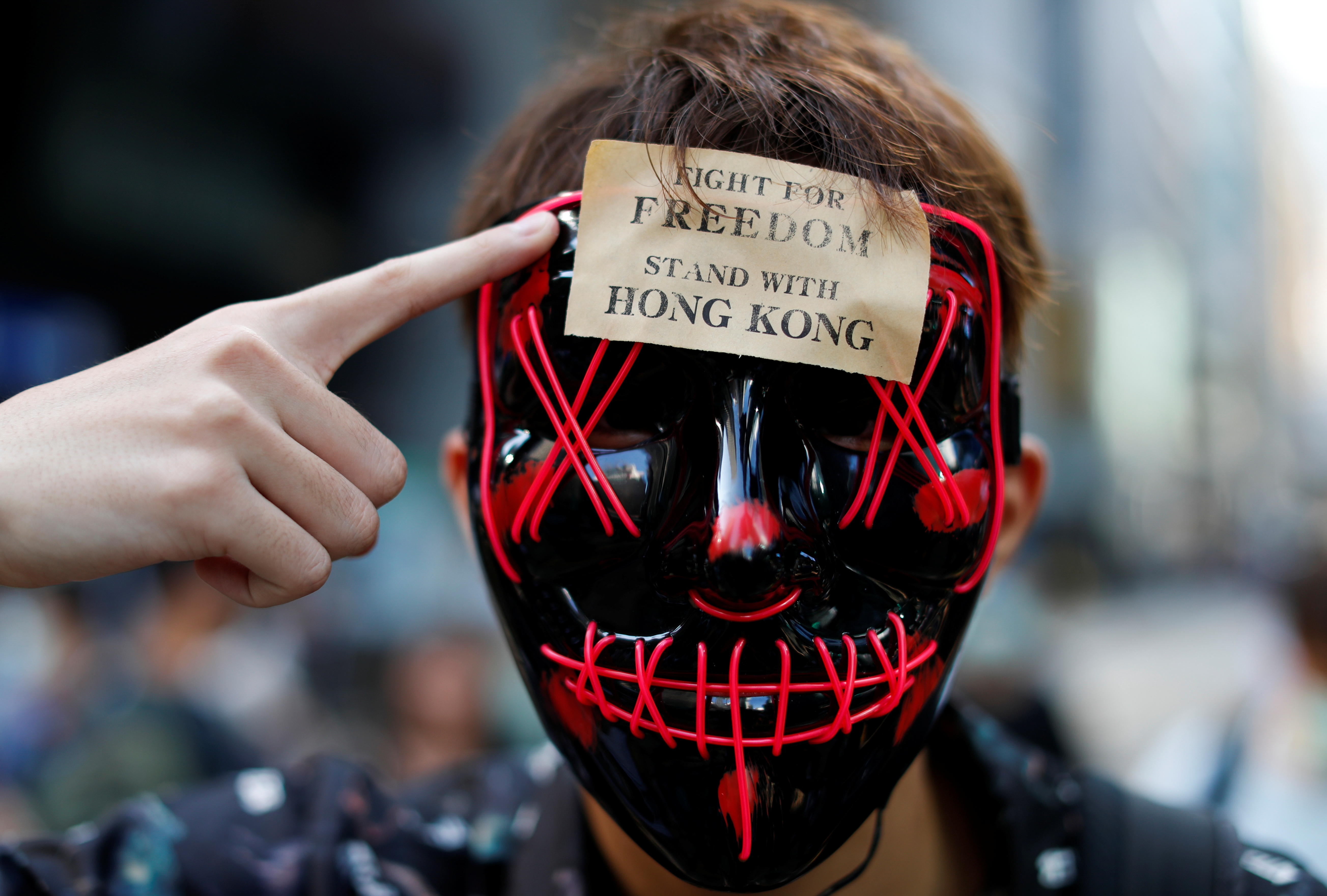 数以千计香港民众周五在多个地区举行了集会游行，表达他们对《禁蒙面法》的愤怒。有人在示威中戴面具。-路透社-