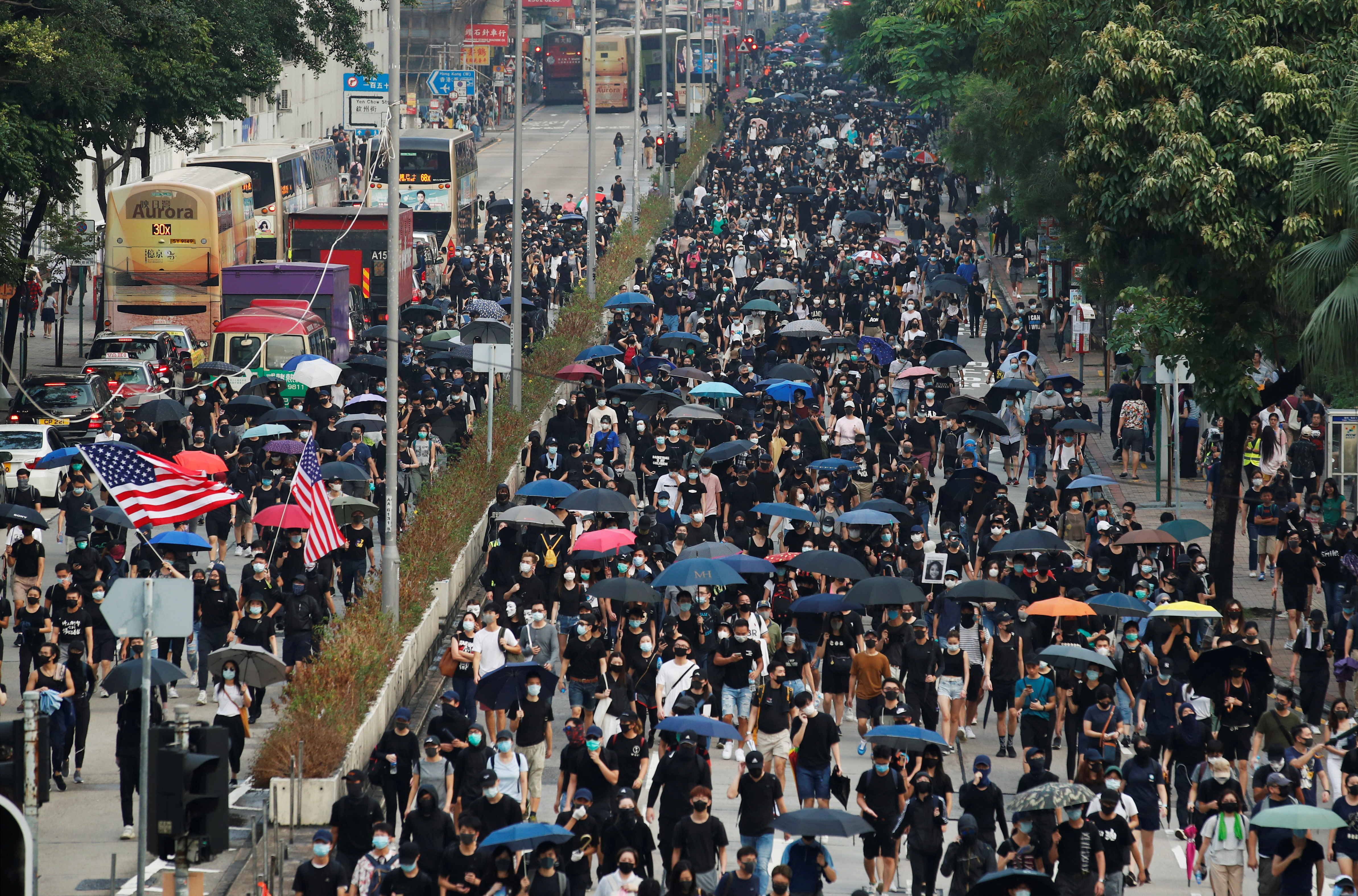 香港市民发起反《禁蒙面法》游行，周六穿上黑衣、戴上口罩，下午3时由尖沙嘴游行到深水埗。-路透社-