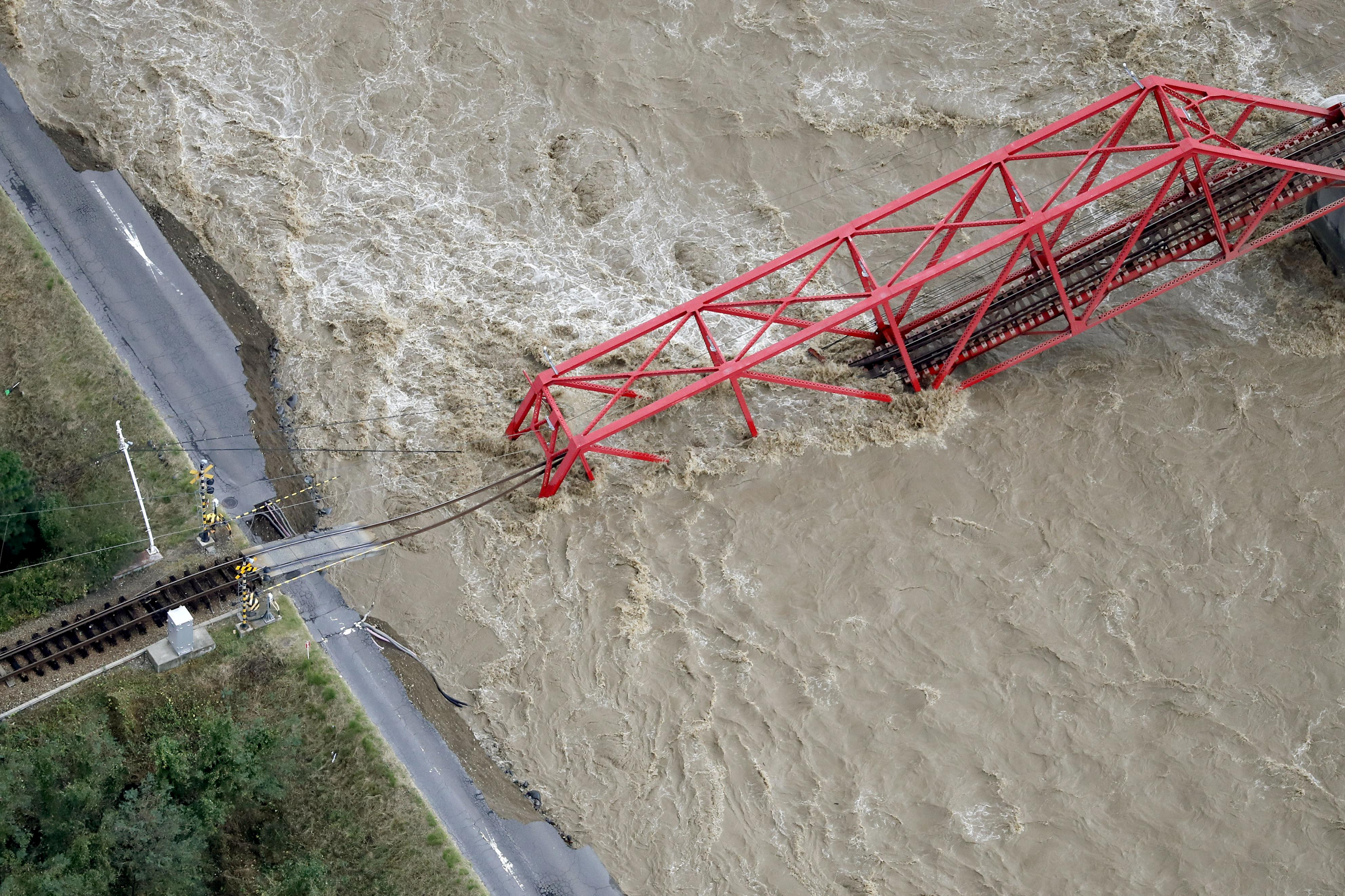 哈吉贝造成严重破坏，导致一处千曲川上的铁路桥也断裂落水。-共同社-