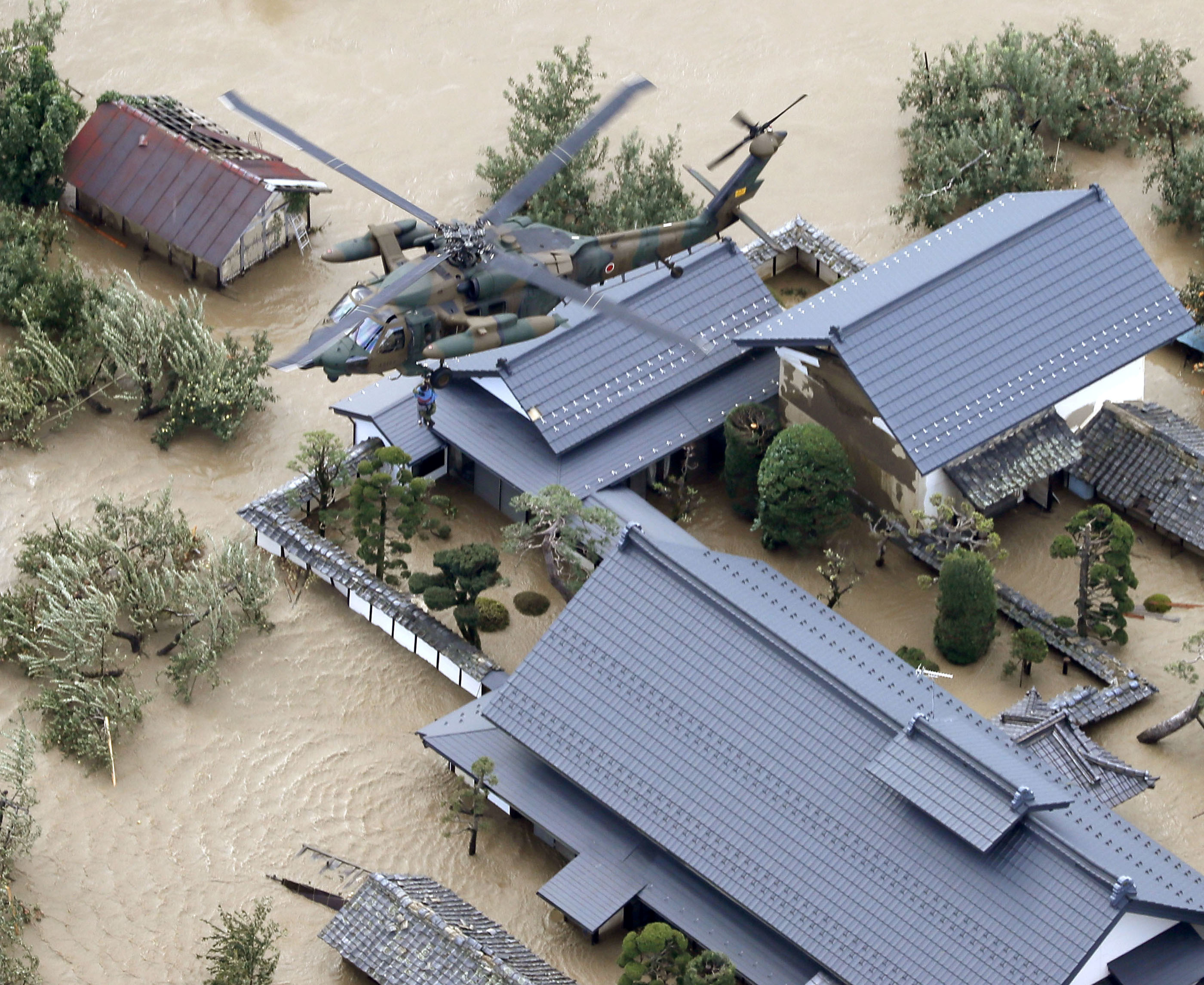 多地出现严重洪灾，需出动日本自卫队协助救援。-共同社-