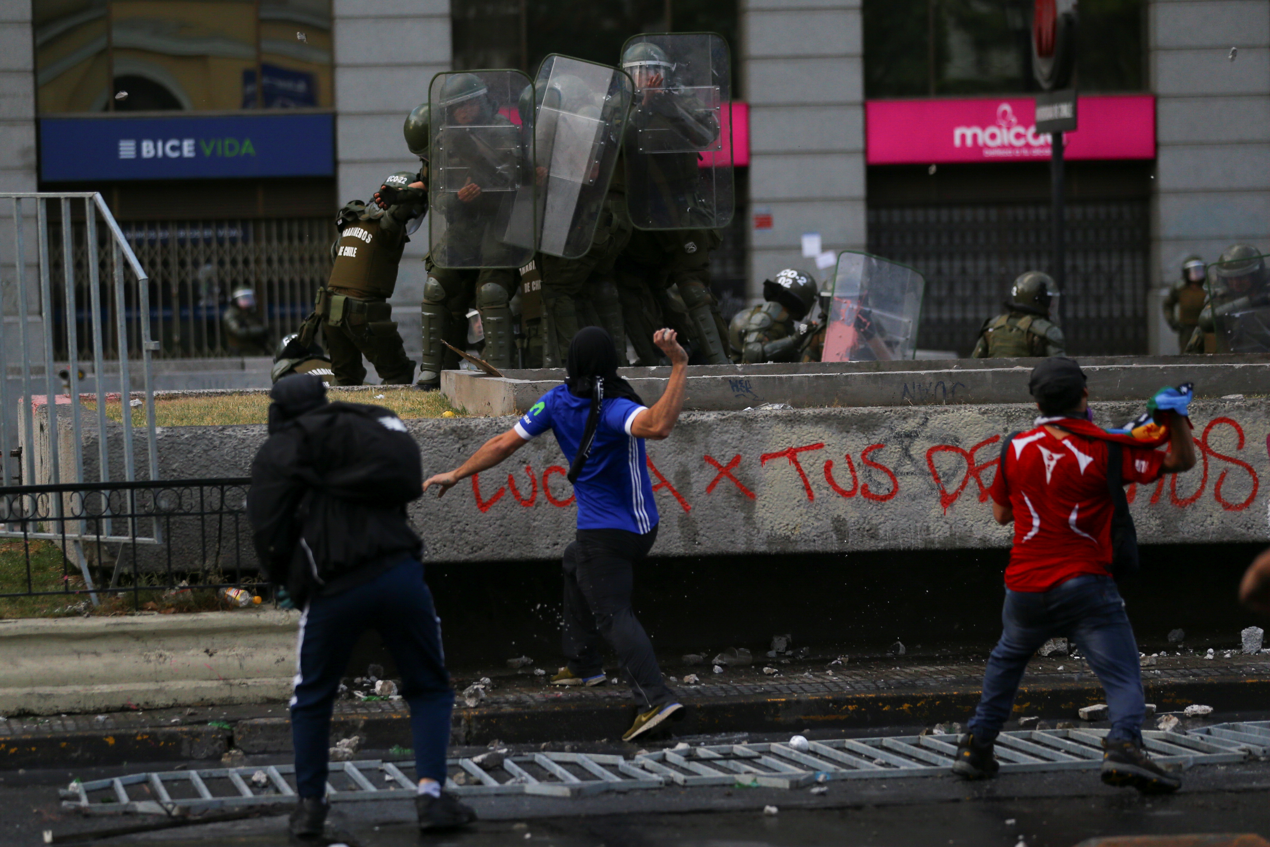 有激进示威者向警察投掷石块和硬物，警察发射催泪弹驱散。-路透社-