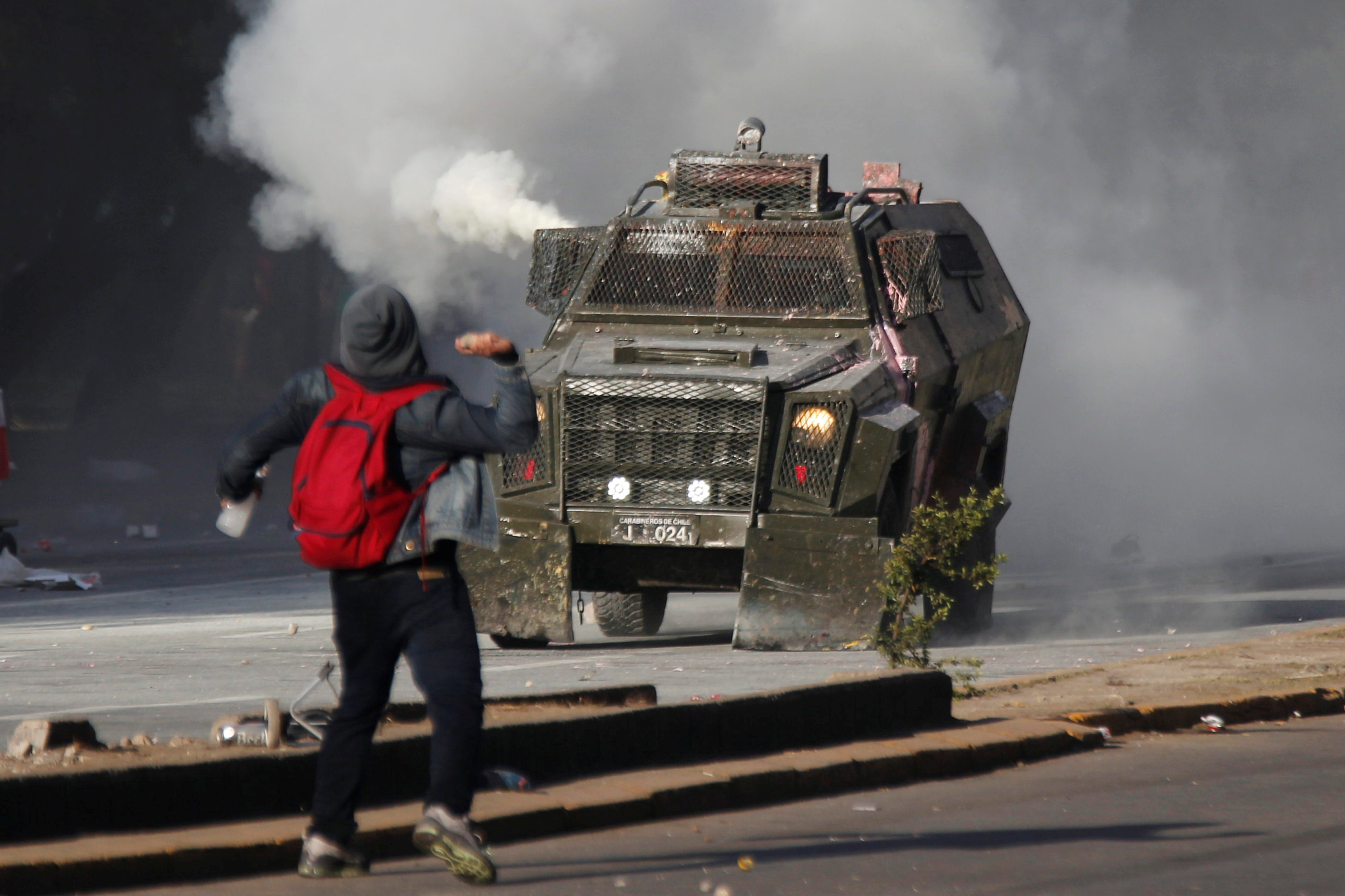 智利反政府示威抗议进入第11天，首都圣地牙哥持续陷入动荡，示威者朝军方装甲车抛掷石头。-路透社-