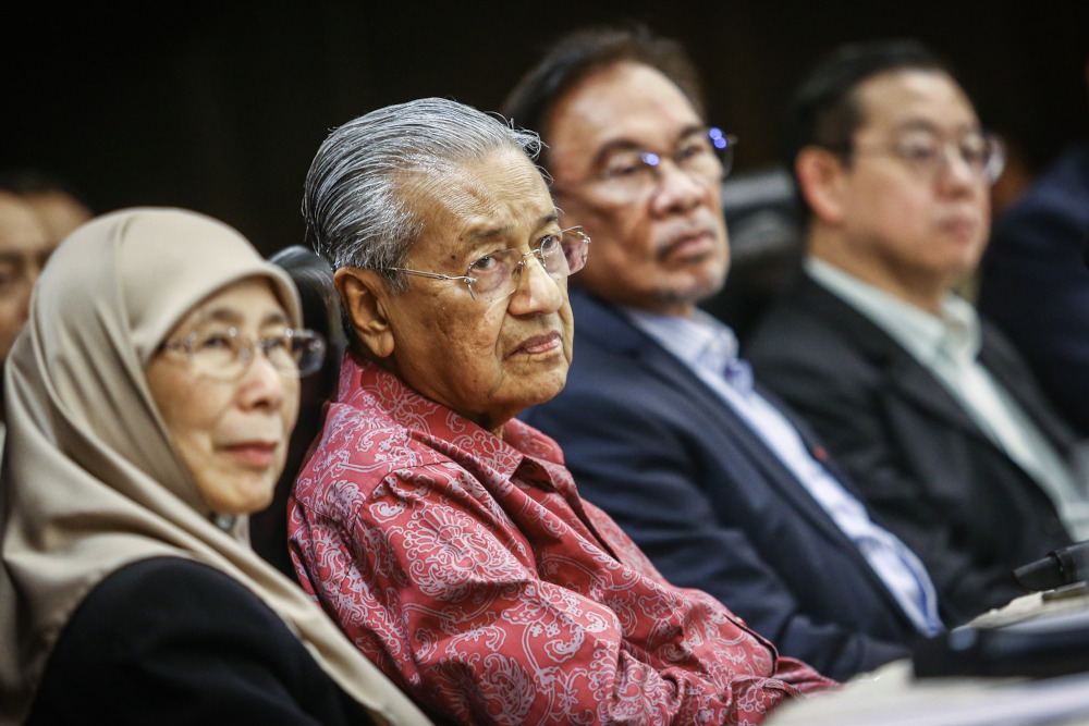 Datuk Seri Dr Wan Azizah Wan Ismail, Tun Dr Mahathir Mohamad, Datuk Seri Anwar Ibrahim and Lim Guan Eng during a press conference with Pakatan Harapan and Warisan MPs in Shah Alam October 6, 2019. u00e2u20acu201d Picture by Hari Anggara
