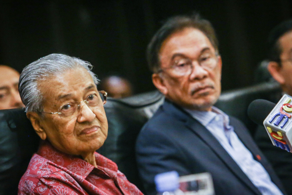 Prime Minister Tun Dr Mahathir Mohamad and PKR president Datuk Seri Anwar Ibrahim during a press conference with Pakatan Harapan and Warisan MPs in Shah Alam October 6, 2019. u00e2u20acu201d Picture by Hari Anggara