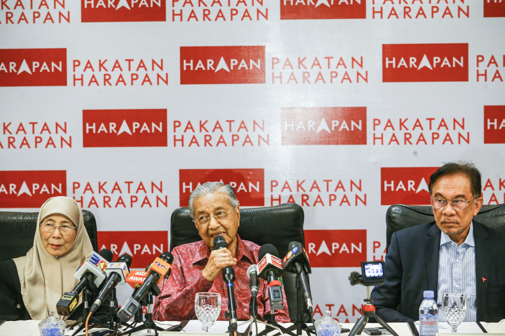 Tun Dr Mahathir Mohamad, Datuk Seri Dr Wan Azizah Wan Ismail and Datuk Seri Anwar Ibrahim during a press conference with Pakatan Harapan and Warisan MPs in Shah Alam October 6, 2019. u00e2u20acu201d Picture by Hari Anggara