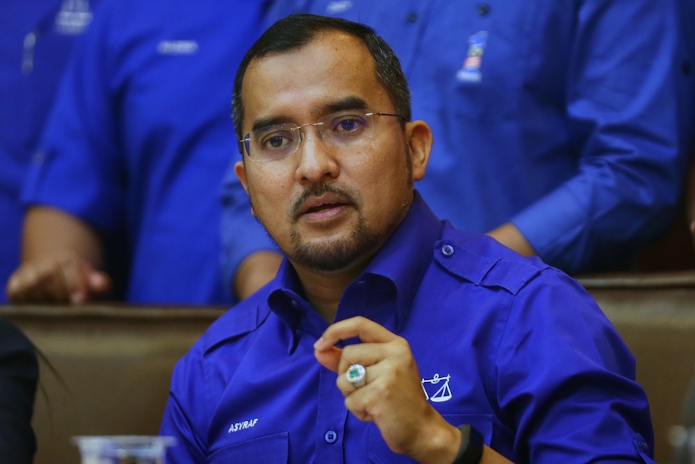 Umno Youth chief Datuk Asyraf Wajdi Dusuki speaks to reporters after chairing the Barisan Nasional Youth meeting at PWTC in Kuala Lumpur October 24, 2019. u00e2u20acu201d Picture by Ahmad Zamzahuri