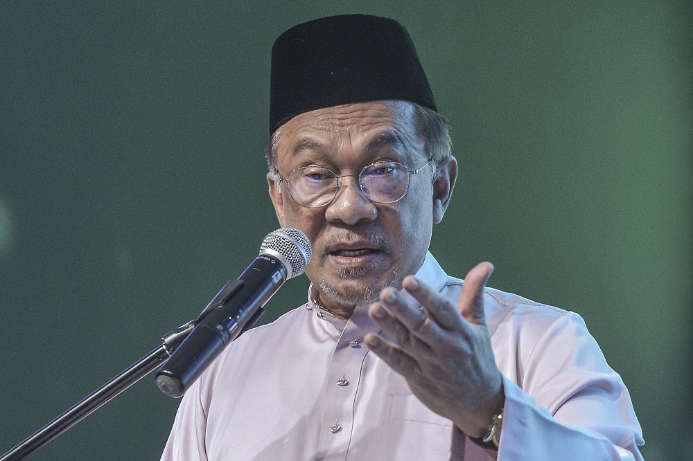 Port Dickson MP Datuk Seri Anwar Ibrahim delivers his speech during the Seminar Pembinaan Bangsa Malaysia at Bangi Avenue Convention Centre October 26, 2019. u00e2u20acu201d Picture by Shafwan Zaidon