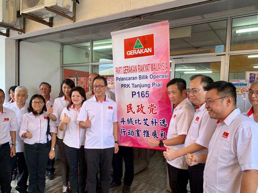 Gerakan president Datuk Dr Dominic Lau (centre) during the launch of Gerakanu00e2u20acu2122s Tanjung Piai by-election operations centre in Taman Utama, Pekan Nanas in Pontian October 28, 2019. u00e2u20acu201d Picture by Ben Tan