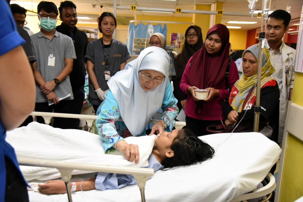 Deputy Prime Minister Datuk Seri Dr Wan Azizah Wan Ismail visits one of the victims at the Putrajaya Hospital October 12, 2019. u00e2u20acu201d Bernama pic 