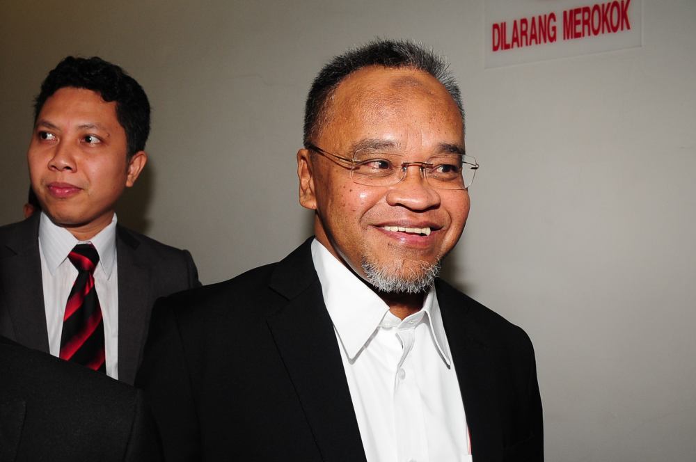 Former PAS deputy president Datuk Nasharudin Mat Isa (centre) arrives at the Sessions Court in Shah Alam October 22, 2019. u00e2u20acu2022 Picture by Yusof Mat Isa