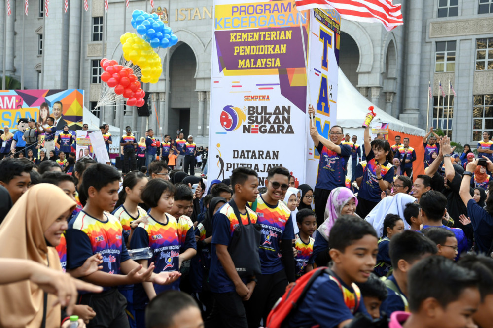 Belon helium yang meletup tengah hari tadi digunakan pada pelancaran Program Kecergasan Peringkat Kebangsaan di Dataran Putrajaya yang dirasmikan oleh Timbalan Menteri Pendidikan Teo Nie Ching. u00e2u20acu201d Foto Bernama