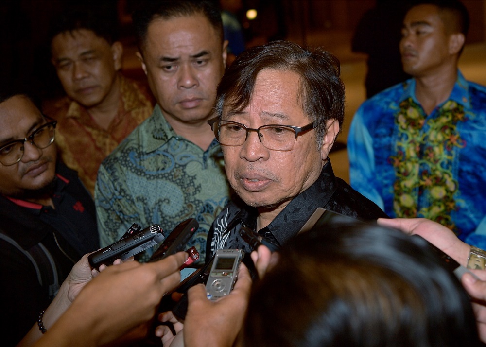 Sarawak Chief Minister Datuk Patinggi Abang Johari Openg speaks to reporters in Kuching May 13, 2018. u00e2u20acu201d Bernama pic