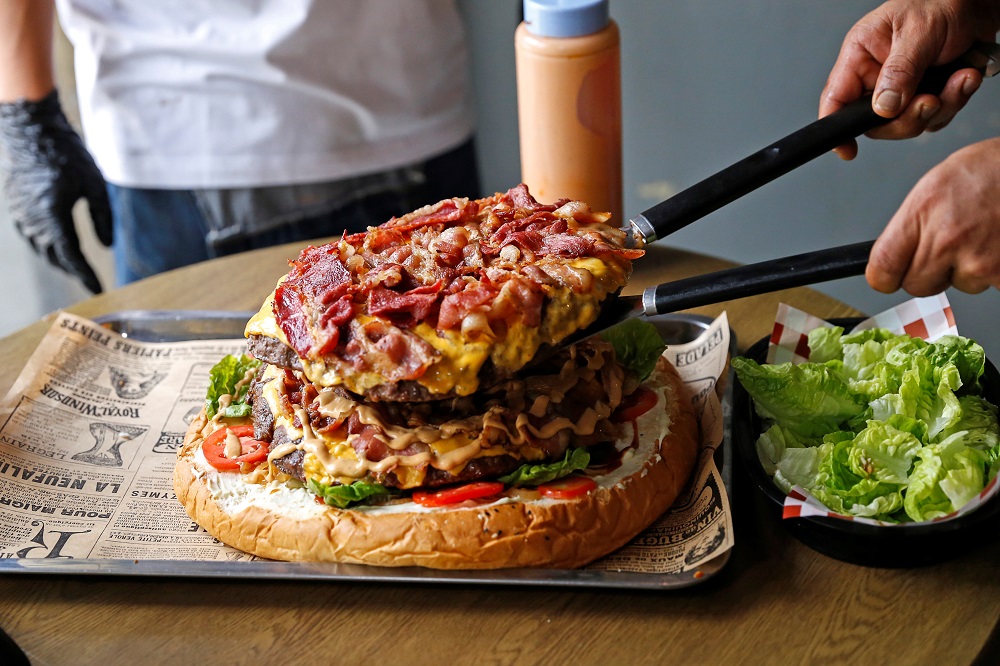 曼谷Chris Steaks & Burgers连锁店老板称这个汉堡是全泰国最大。-路透社-