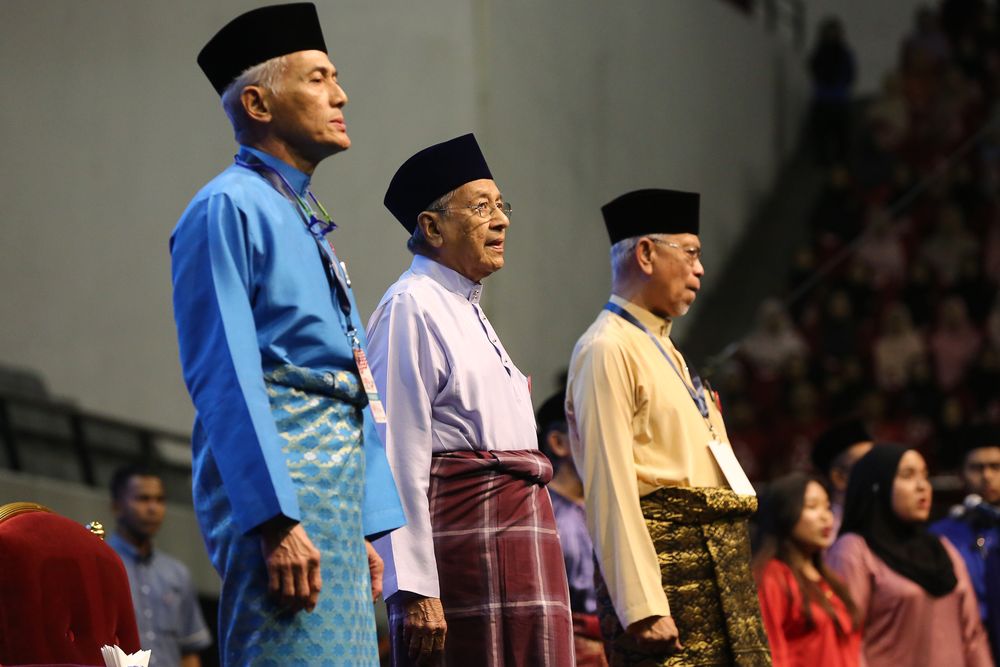 Datuk Abdul Rahim Hashim, Tun Dr Mahathir Mohamad and Datuk Zainal Kling attend the Malay Dignity Congress in Shah Alam October 6, 2019. u00e2u20acu201d Picture by Yusof Mat Isa