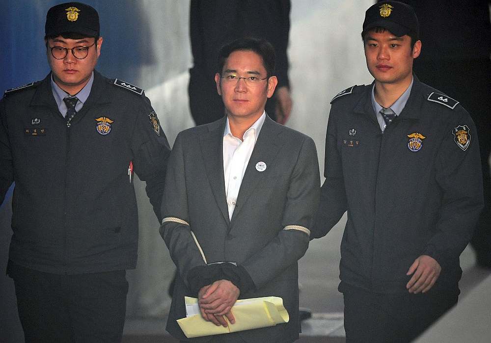 Lee Jae-Yong (centre), the vice-chairman of Samsung Electronics, is escorted by prison guards as he arrives at the Seoul Central District Court for his trial in Seoul April 13, 2017. u00e2u20acu201d AFP pic