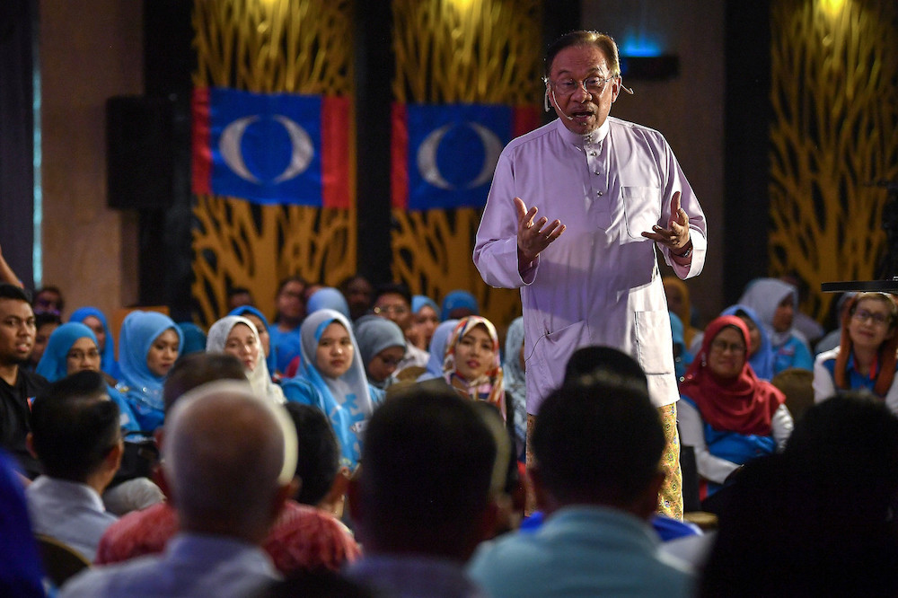 Datuk Seri Anwar Ibrahim addresses the Johor PKR Convention in Muar November 1, 2019. u00e2u20acu201d Bernama pic