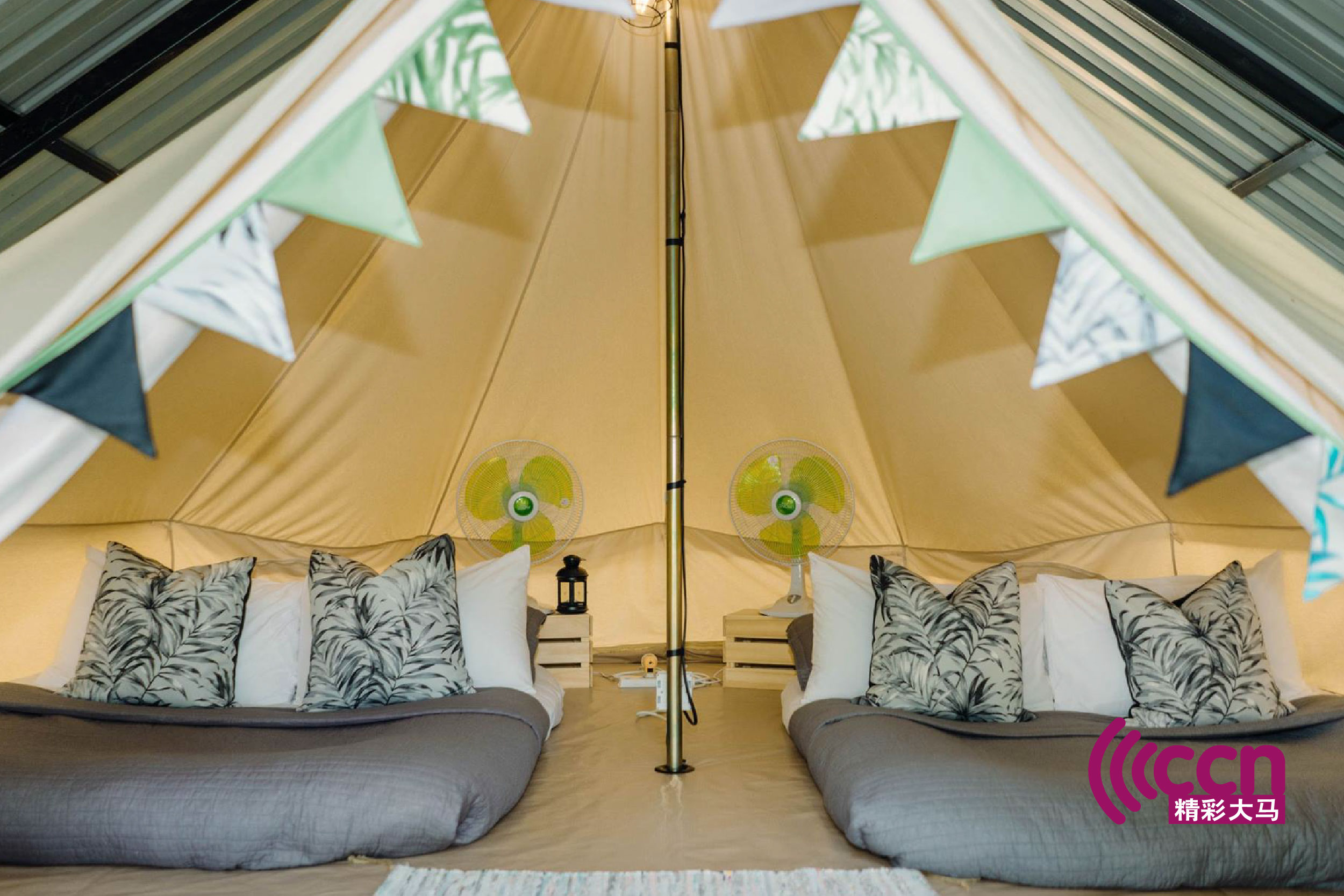 帐篷的内部有床枕头棉被风扇和空调，非常舒适呢。-摘自Dusun Bonda脸书-