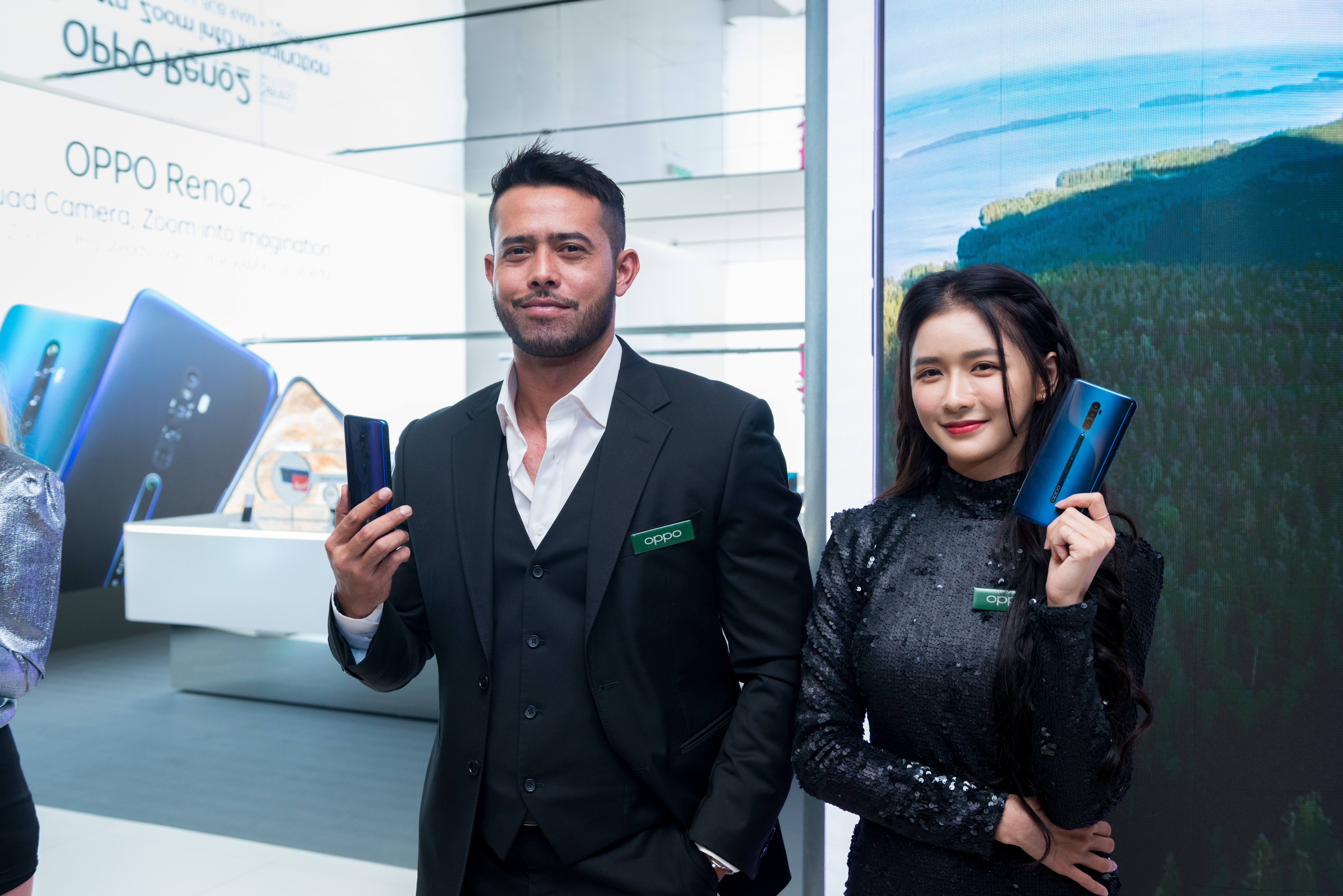 本地帅哥美女艺人Zul Arrifin和Joey Chuah蔡卓宜，展示OPPO Reno 10x升级12GB RAM的特别版手机。-OPPO马来西亚提供-