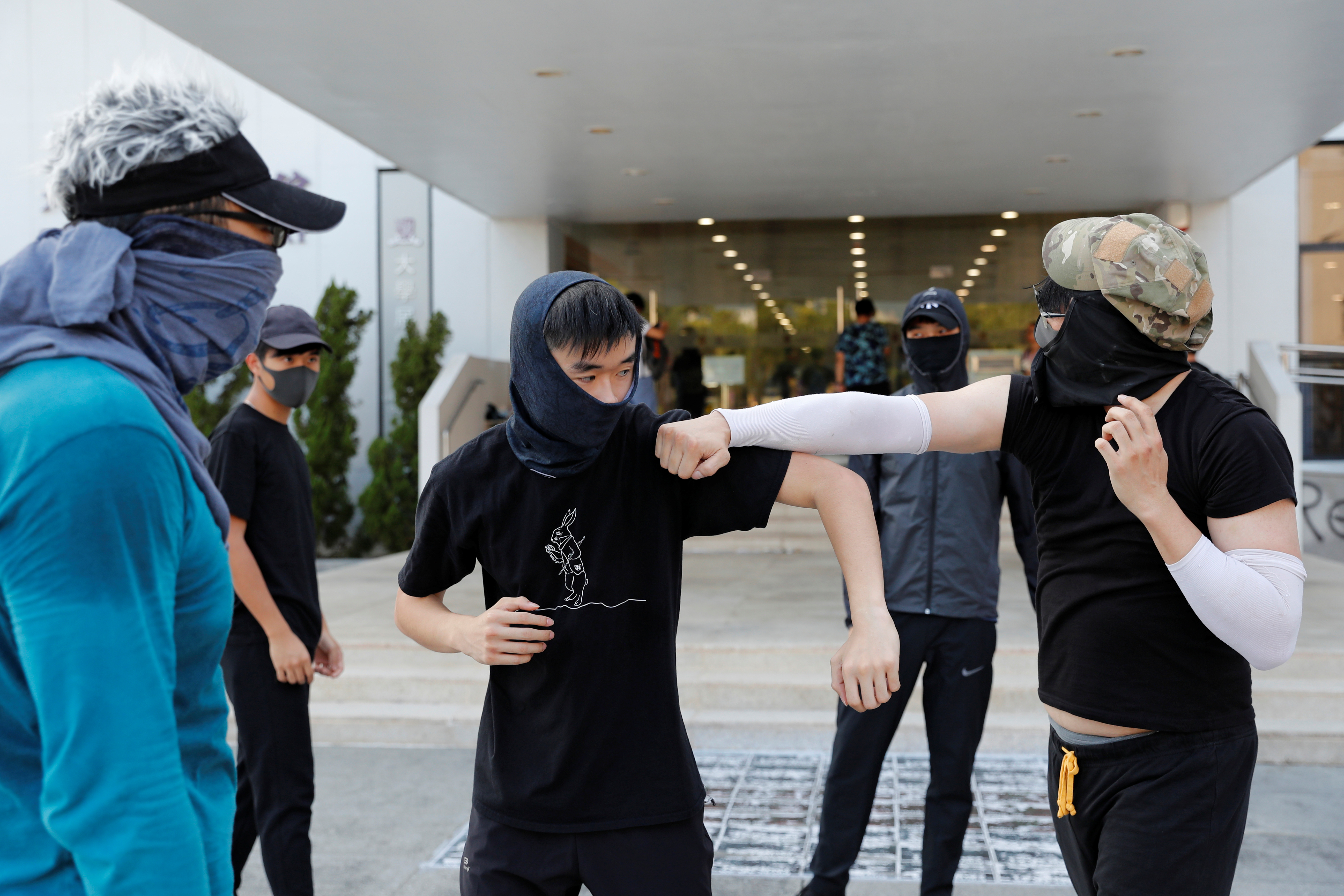 香港中文大学学生开设“自卫班”，教导学员如何对抗警察、躲避拘捕等技巧。-路透社-