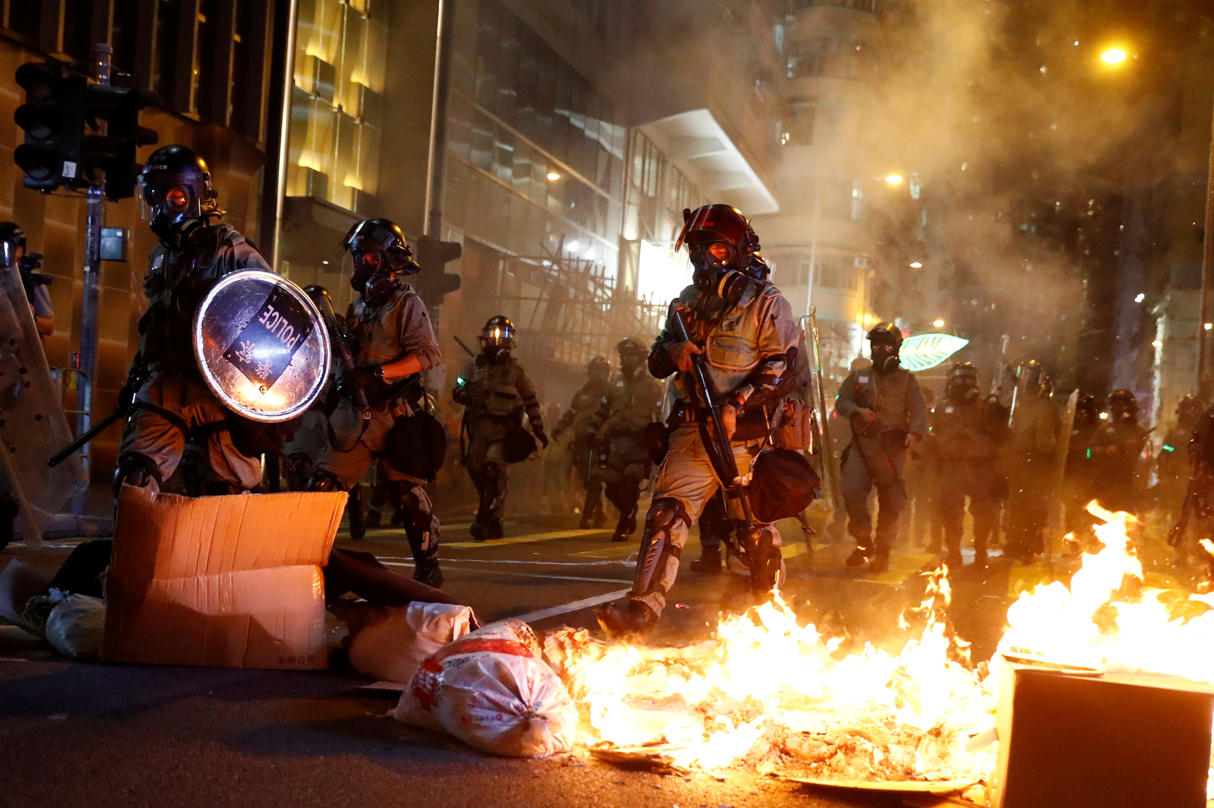 香港反送中周六爆抗争升级，警民一夜激战到周日清晨。-路透社-