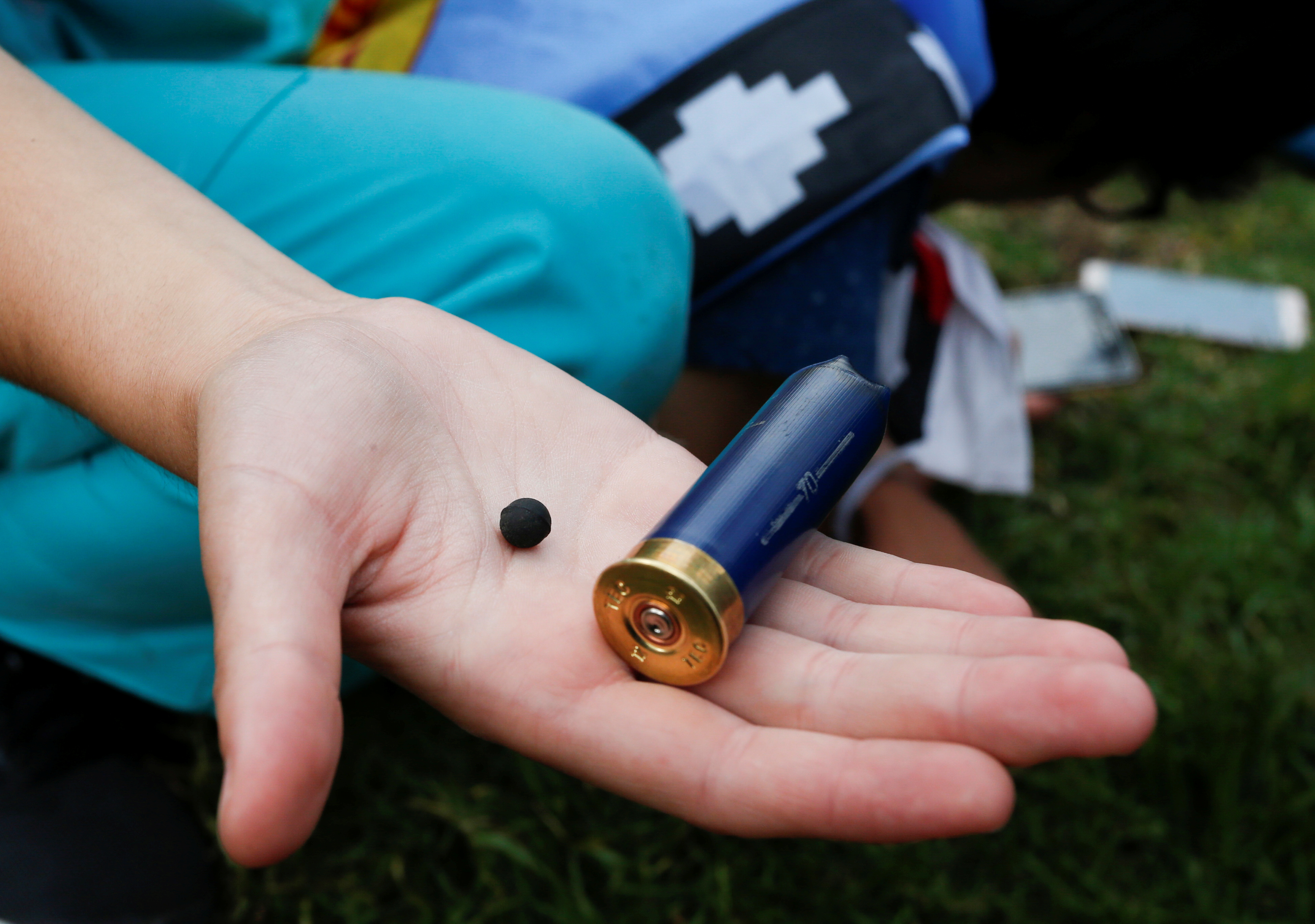 鸟弹是智利警方所使用的镇暴子弹，每一个“弹药筒”中装有12颗橡胶弹丸。图为鸟弹弹壳及弹丸。-路透社-