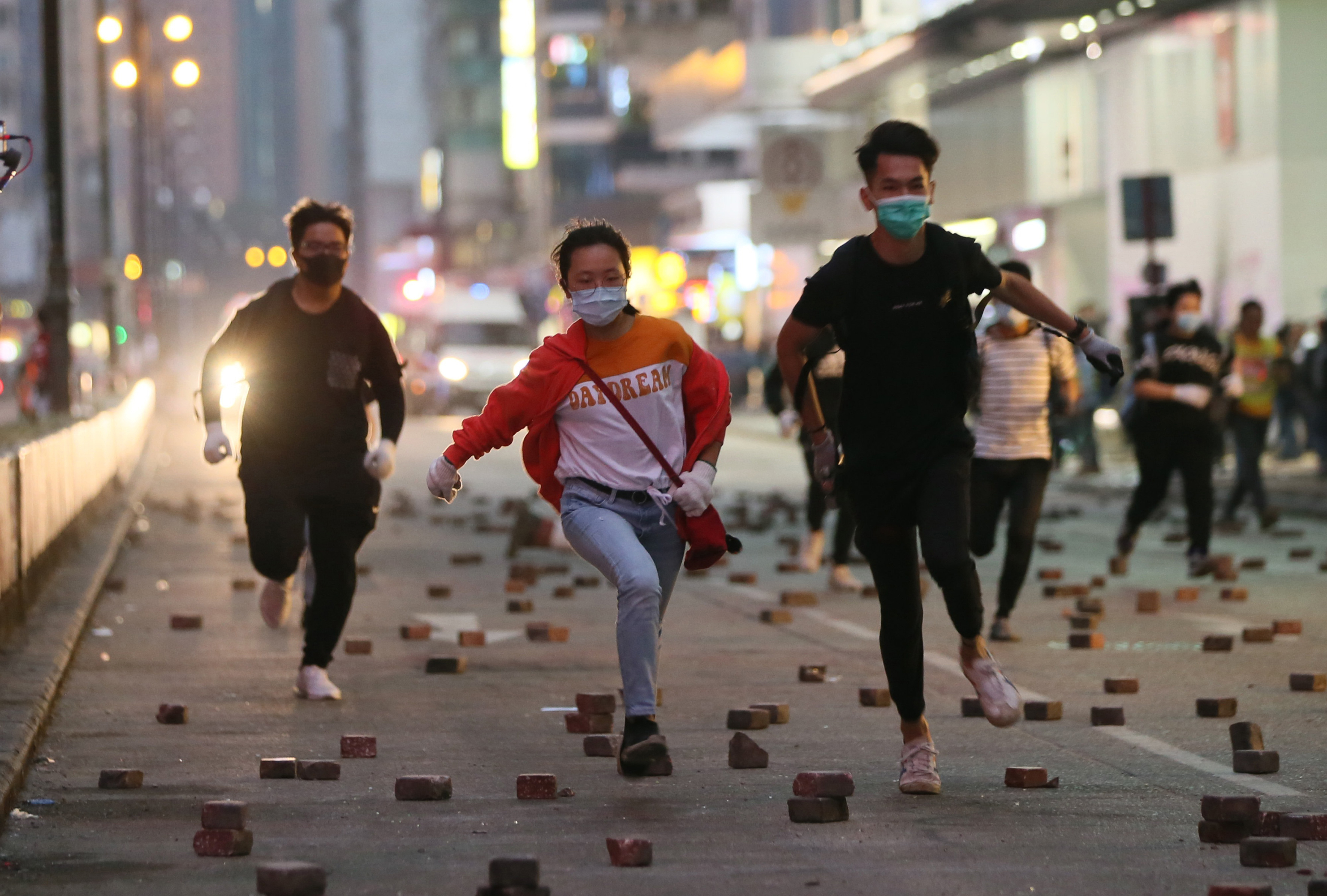 一群香港青年周二晚试图逃离理工大学校园，期间有多人遭警方制伏。-读卖新闻-