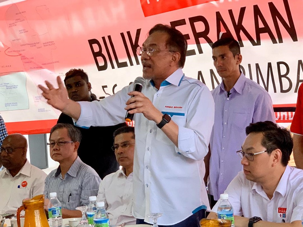 PKR president Datuk Seri Anwar Ibrahim said the battle for Pakatan Harapan to clinch Tanjung Piai was a difficult one with the campaign against the Opposition being closely fought. u00e2u20acu201d Picture by Ben Tan
