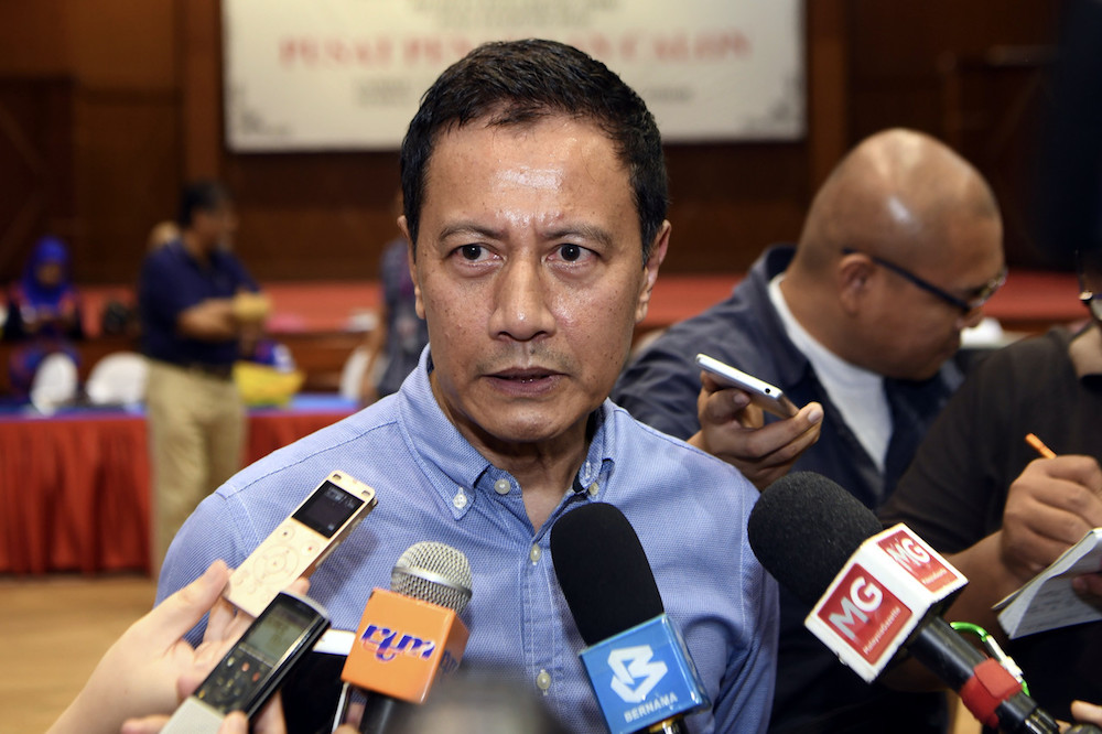 Election Commission (EC) chairman Datuk Azhar Azizan Harun speaks to reporters at Intan Pontian Jubilee Hall in Pontian November 1, 2019, ahead of Nomination Day for the Tanjung Piai by-election. u00e2u20acu201d Bernama pic