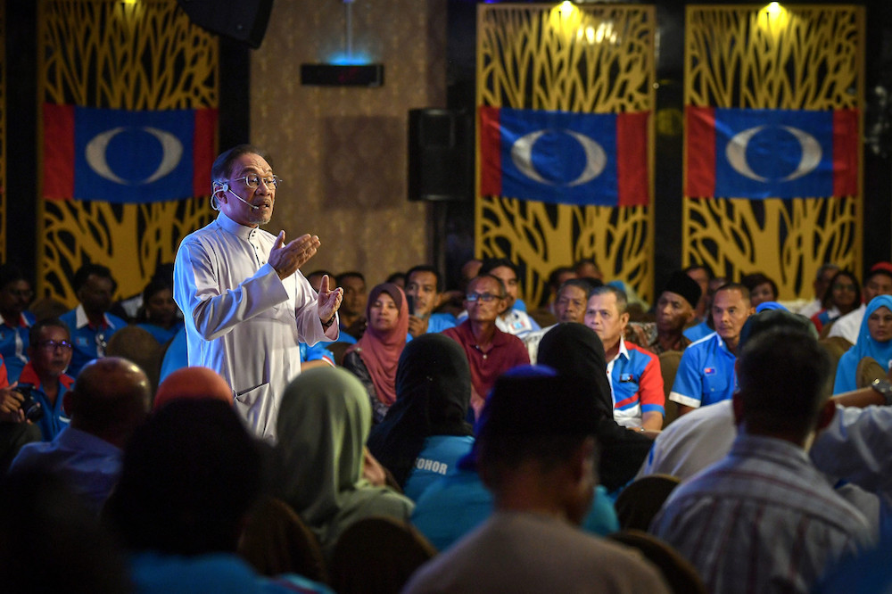 Datuk Seri Anwar Ibrahim addresses the Johor PKR Convention in Muar November 1, 2019. u00e2u20acu201d Bernama pic