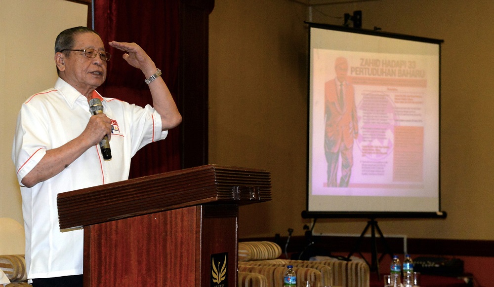 DAPu00e2u20acu2122s Lim Kit Siang delivers a speech during a ceramah session in Pontian November 8, 2019. u00e2u20acu201d Bernama pic