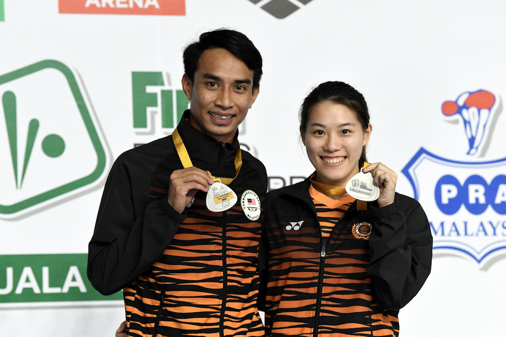 Muhammad Syafiq Puteh-Wendy Ng Yan Yee pose with their gold medals in the mixed synchronised three-metre springboard event at the Fina Diving Grand Prix at the National Aquatic centre in Bukit Jalil November 17, 2019. u00e2u20acu201d Bernama pic