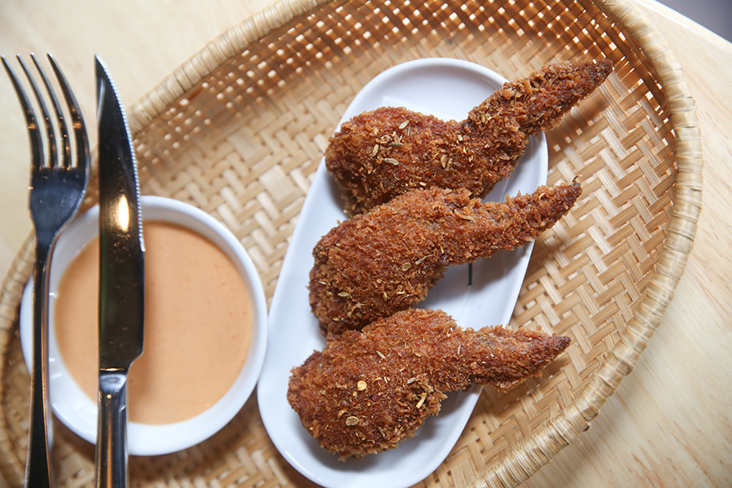 Loh Mai Kai Wings是糯米鸡与鸡翅膀结合的一道菜。