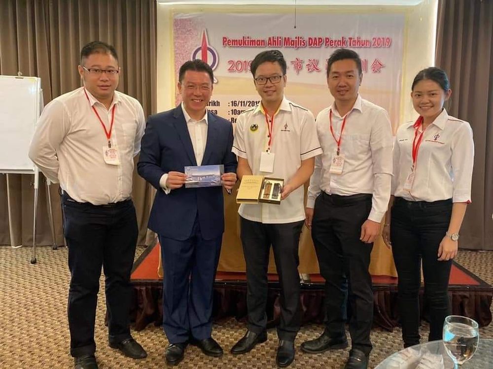 Along with the audio clip are pictures of a u00e2u20acu02dcBlack Handu00e2u20acu2122 poster, a group photo of Perak DAP chief Nga Kor Ming and a Sin Chew Daily newspaper page dated November 16, 2019.