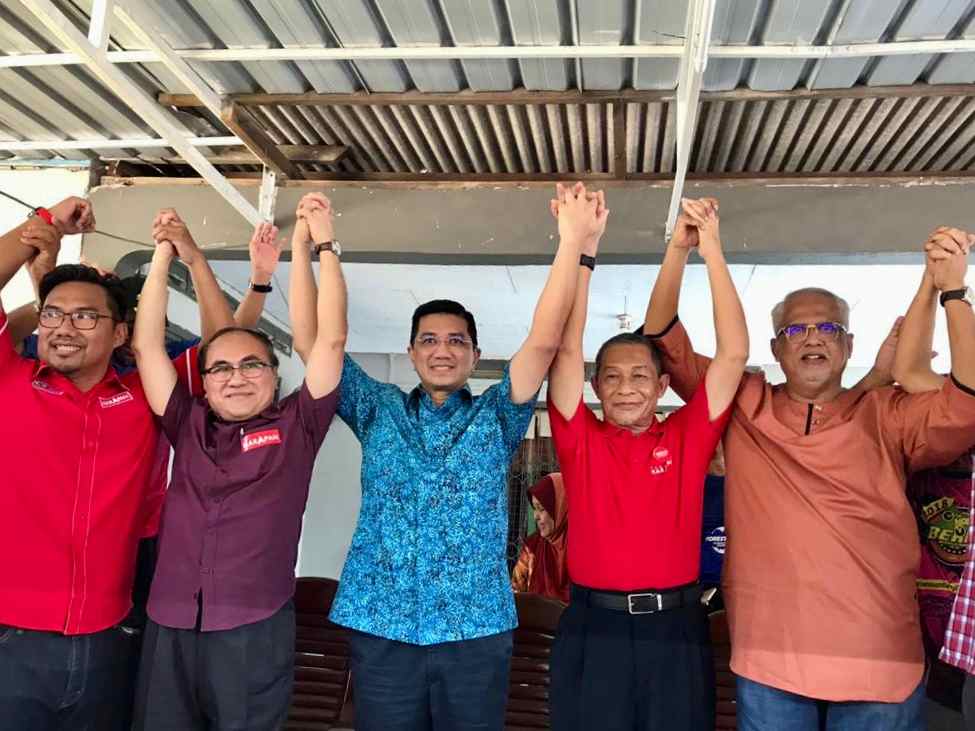 Economic Affairs Minister Datuk Seri Mohamed Azmin Ali (centre) says Tanjung Piai may be included as part of a new economic corridor planned for Johor. u00e2u20acu201d Picture by Ben Tan