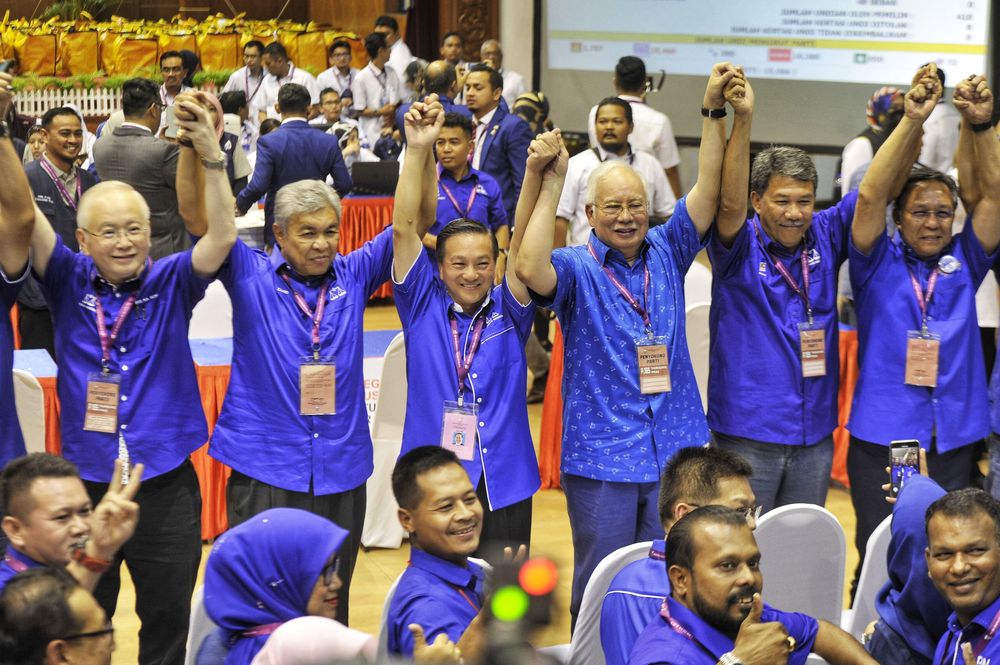 Barisan Nasionalu00e2u20acu2122s (BN) Datuk Seri Wee Jeck Seng together with BN leaders are pictured after he was announced as winner of the Tanjung Piai parliamentary by-election, at Dewan Jubli Intan Pontian, November 16, 2019 u00e2u20acu201d Picture by Shafwan Zaidon