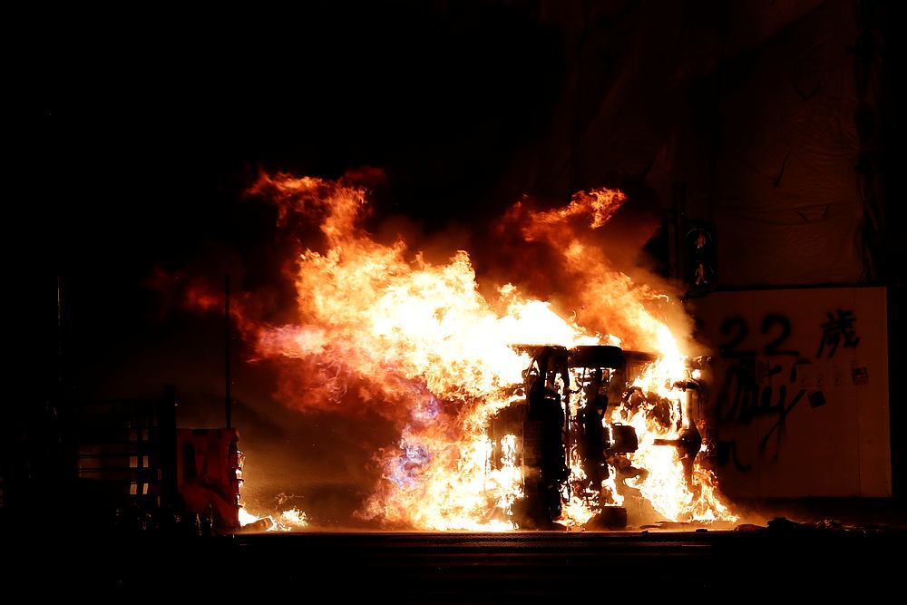 香港将军澳周一深夜有人纵火烧车，火势甚烈。-路透社-