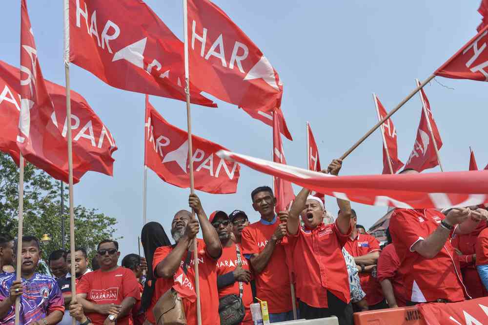 Pakatan Harapan supporters are seen outside Dewan Jubli Intan in Pontian November 2, 2019. u00e2u20acu201d Picture by Shafwan Zaidon