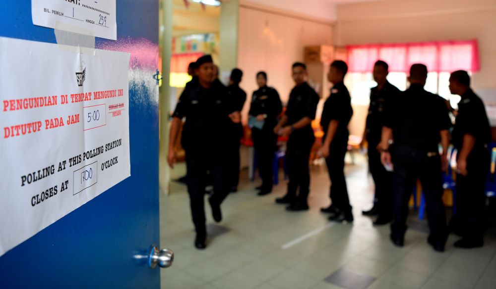 Police personnel cast their ballots during early voting for the Tanjung Piai by-election in Pontian November 12, 2019. u00e2u20acu201d Bernama pic