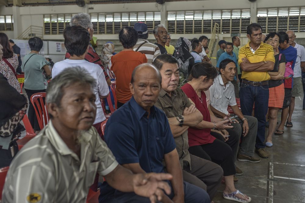 Voters queue to cast their ballots during the Tanjung Piai by-election at SJK(C) Yu Ming in Pontian November 16, 2019. u00e2u20acu201d Picture by Shafwan Zaidon