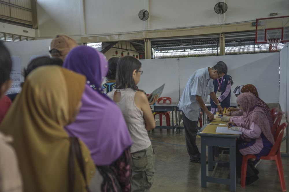 Voters queue to cast their ballots during the Tanjung Piai by-election at SJK(C) Yu Ming in Pontian November 16, 2019. u00e2u20acu201d Picture by Shafwan Zaidon