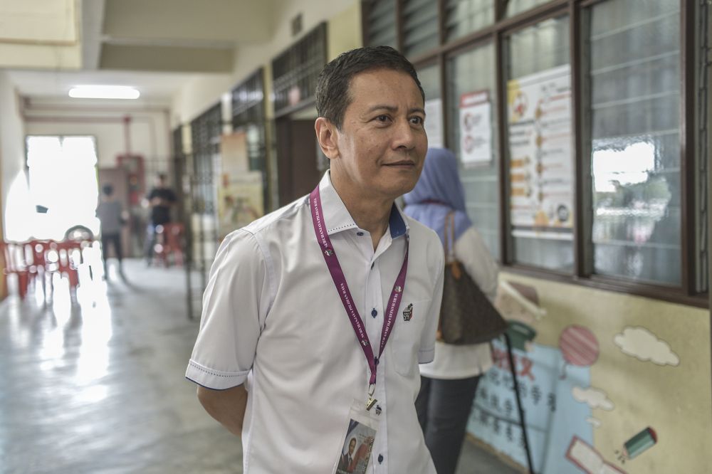 Election Commission chairman Azhar Azizan Harun is pictured during a walkabout at SJK(C) Cheow Min, Pontian November 16, 2019. u00e2u20acu201d Picture by Shafwan Zaidon