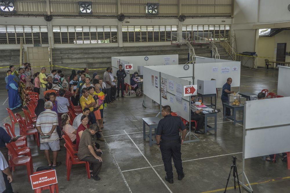 Voters queue to cast their ballots during the Tanjung Piai by-election at SJK(C) Yu Ming in Pontian November 16, 2019. u00e2u20acu201d Picture by Shafwan Zaidon
