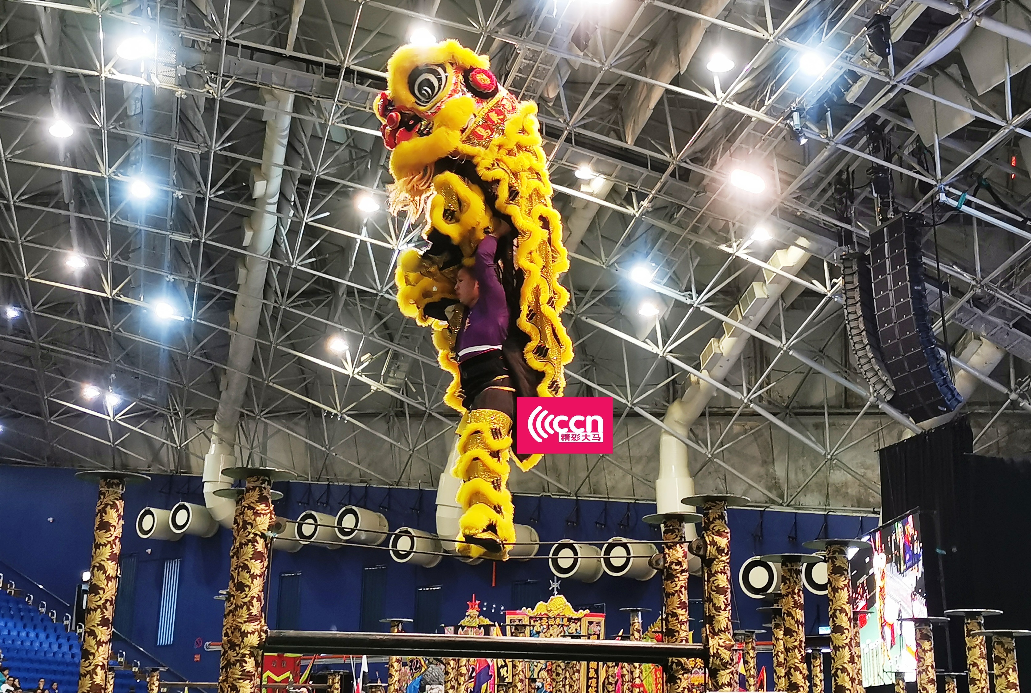吉隆坡光艺醒狮团“单人”走钢索赢得全场喝彩！以16个高难度动作获得9.19分。-杨琇媖摄-